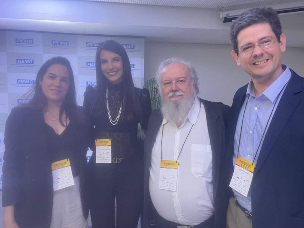 Daniela Pedroza, Diretora de ESG da Clam; Ana Sanches, CEO da Anglo American Brasil e Presidente do Conselho Diretor do Ibram; Sérgio de Oliveira, Diretor da Brasil Mineral; e José Cláudio Vieira, Diretor Comercial da Clam