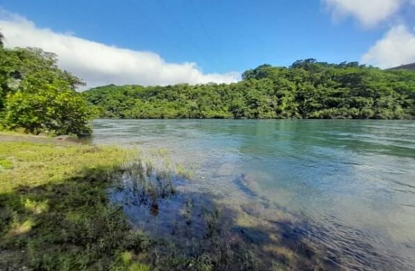 Jusante do reservatório da Usina Hidrelétrica Theodomiro Carneiro Santiago.