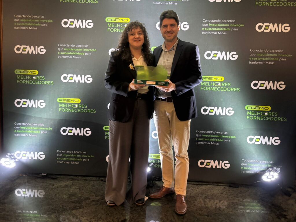 Representantes da Clam recebem o Prêmio Melhores Fornecedores Cemig na categoria Destaque Segurança.