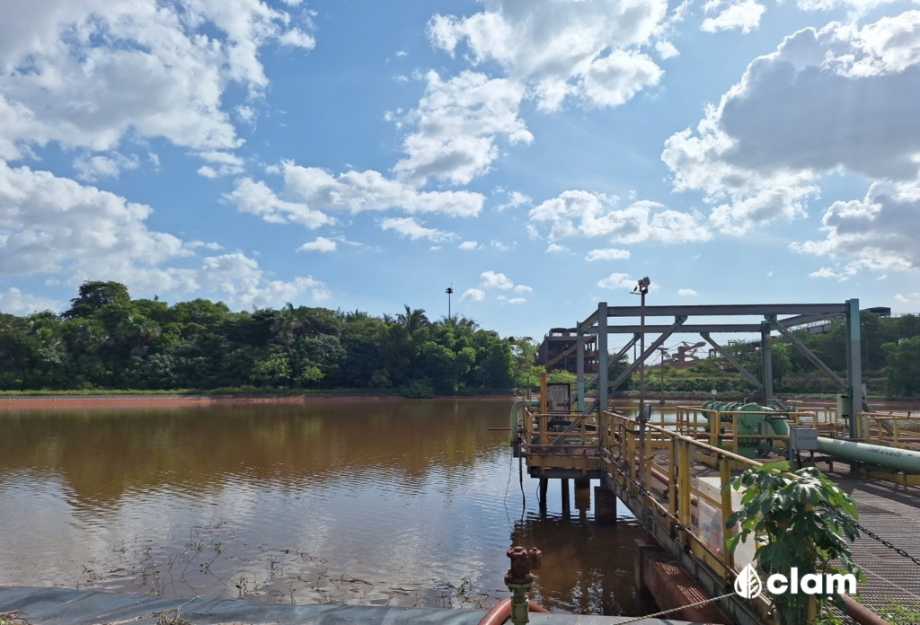 Estrutura de medição contínua de vazão para monitoramento e gestão de recursos hídricos